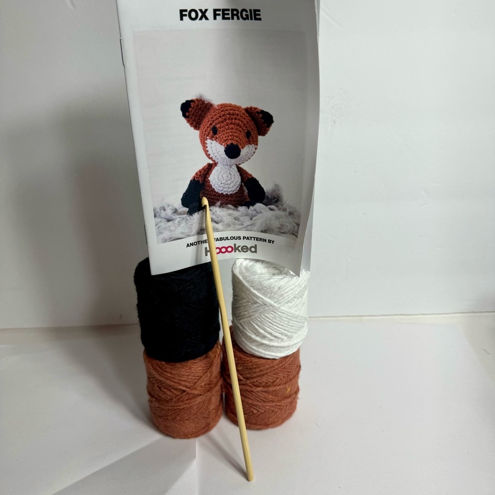 Hoooked Amigurumi DIY Kit w/Eco Barbante Yarn Fox Fergie - Picture 2 of 8